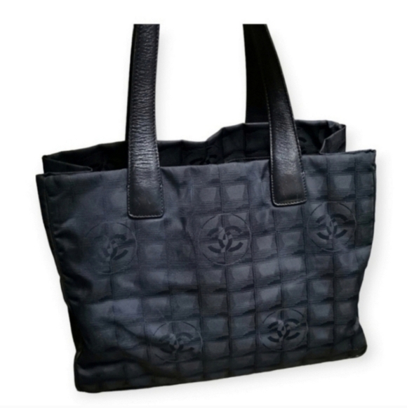 CHANEL NYLON Camellia vintage tote - Picture 12 of 12